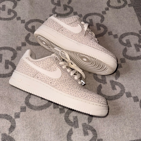 Nike Air Force 1 Cream Pebbled Sneakers, size 6 - Picture 3 of 9